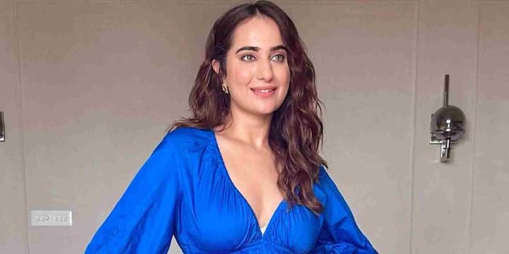 कुशा कपिला ने सोशल मीडिया पर अपने कॉमिक किरदारों और लाइफस्टाइल कंटेंट के जरिए पहचान बनाई. उनकी वीडियो स्टाइल और किरदार लोगों को काफी पसंद आते हैं. आज वे सिर्फ कंटेंट क्रिएटर ही नहीं बल्कि एक सफल बिजनेसवुमन भी हैं. उनका शेपवियर ब्रांड काफी तेजी से आगे बढ़ा है. इसके साथ ही वे फिल्मों और वेब सीरीज में भी नजर आ चुकी हैं.