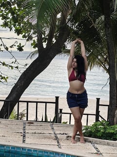 Poonam Bajwa Photo: બીચ કિનારે શોર્ટ્સમાં હોટ લાગી પૂનમ બાજવા, જુઓ તસવીરો