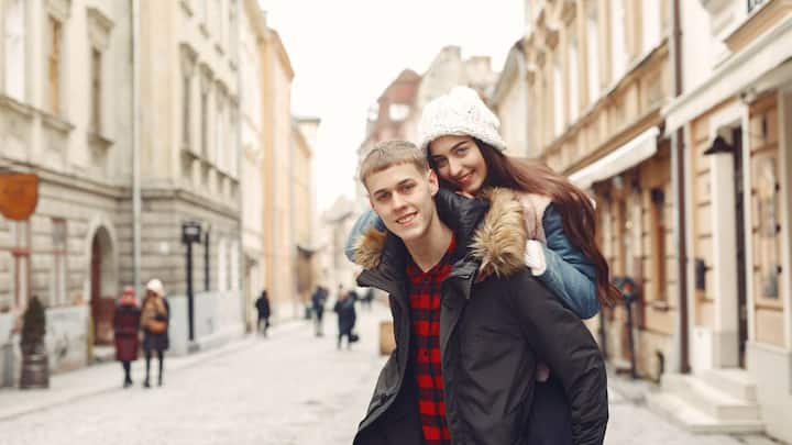 स्विट्जरलैंड में अत्यधिक गरीबी का न मिलना कोई इत्तेफाक नहीं, बल्कि वहां की सरकार की सोची-समझी नीति है. हालांकि वहां कम आय वाले लोग मौजूद हैं, लेकिन सरकार की सामाजिक सुरक्षा व्यवस्था इतनी पुख्ता है कि कोई भी व्यक्ति बुनियादी सुविधाओं जैसे भोजन और छत के लिए नहीं तड़पता है.