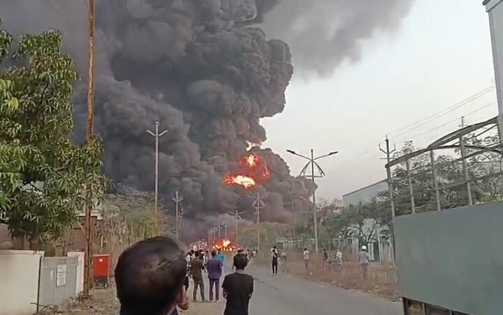 ठाणे जिल्ह्यातील डोंबिवली एमआयडीसीतील कंपन्यांमध्ये होणाऱ्या स्फोटावरुन सातत्याने येथील सुरक्षेचा आढावा घेतला जातो. मात्र, पुन्हा त्याची पुनरावृत्ती होतानाचे पाहायला मिळत आहे.