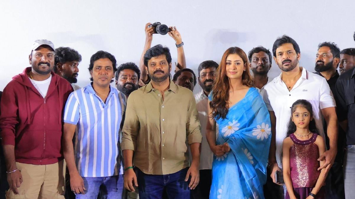 லீடர்' படத்தின் டீசர் வெளியீட்டு கொண்டாட்டம்: லெஜெண்ட் சரவணனின் அதிரடி நடிப்புக்கு ஆரவார வரவேற்பு