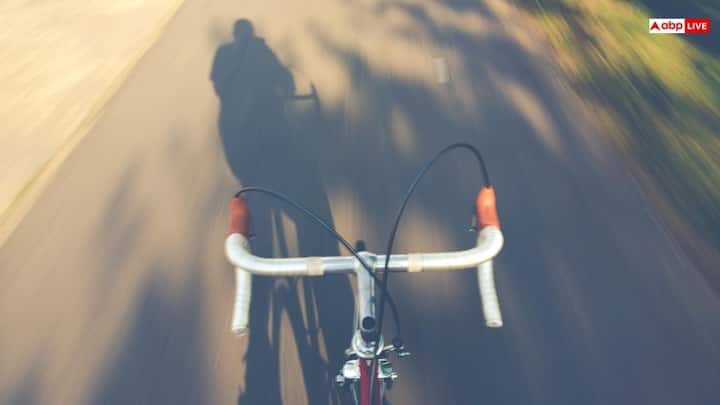 जापान में साइकिल चलाते समय छाता पकड़ना एक खतरनाक तरीका माना जाता है और यह गैरकानूनी है. ऐसा इसलिए क्योंकि इससे हैंडलबार पर सवार का कंट्रोल कम हो जाता है और सड़क पर बैलेंस खोने का खतरा बढ़ जाता है.