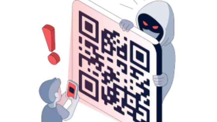 আসল QR Code-এর উপর অনেক সময়ই নকল QR Code সেঁটে দেয় জালিয়াতরা। তাই দোকান বা বাজারে QR Code স্ক্যান করার সময় বিশেষ ভাবে সতর্ক থাকুন। একটি স্টিকারের উপর অন্য একটি লাগানো আছে কি না, পরখ করে নিন আদে।
