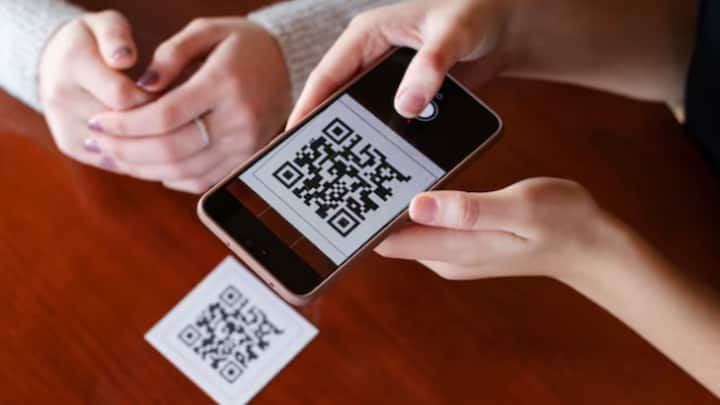 QR Code স্ক্যান করলে স্ক্রিনে সংশ্লিষ্ট ব্য়ক্তি বা দোকানের নাম ফুটে ওঠে। টাকা পাঠানোর আগে তা মিলিয়ে নেওয়া উচিত। অন্য নাম দেখলে বা সন্দেহজনক ঠেকলে পেমেন্ট করবেন না।