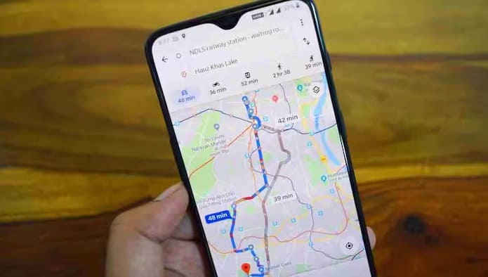 Google Maps:  આજકાલ મોટાભાગના લોકો રસ્તો શોધવા માટે ગૂગલ મેપ્સનો ઉપયોગ કરે છે. કામ પર જવાનું હોય, મીટિંગમાં હાજરી આપવાની હોય અથવા નવા શહેરમાં ફરવા જવાનું હોય આ એપ નેવિગેટ કરવામાં ખૂબ મદદરૂપ સાબિત થાય છે. પરંતુ બહુ ઓછા લોકો જાણે છે કે તેમાં એક છૂપાયેલ ફીચર પણ છે જે તમને કહી શકે છે કે તમારે ક્યારે ઘરેથી નીકળવું જોઈએ અને સમયસર પહોંચવું જોઈએ. જો તમે વારંવાર ટ્રાફિક અથવા અંતરની ખોટી ગણતરીને કારણે મોડા પડો છો તો આ ફીચર ખૂબ ઉપયોગી થઈ શકે છે.