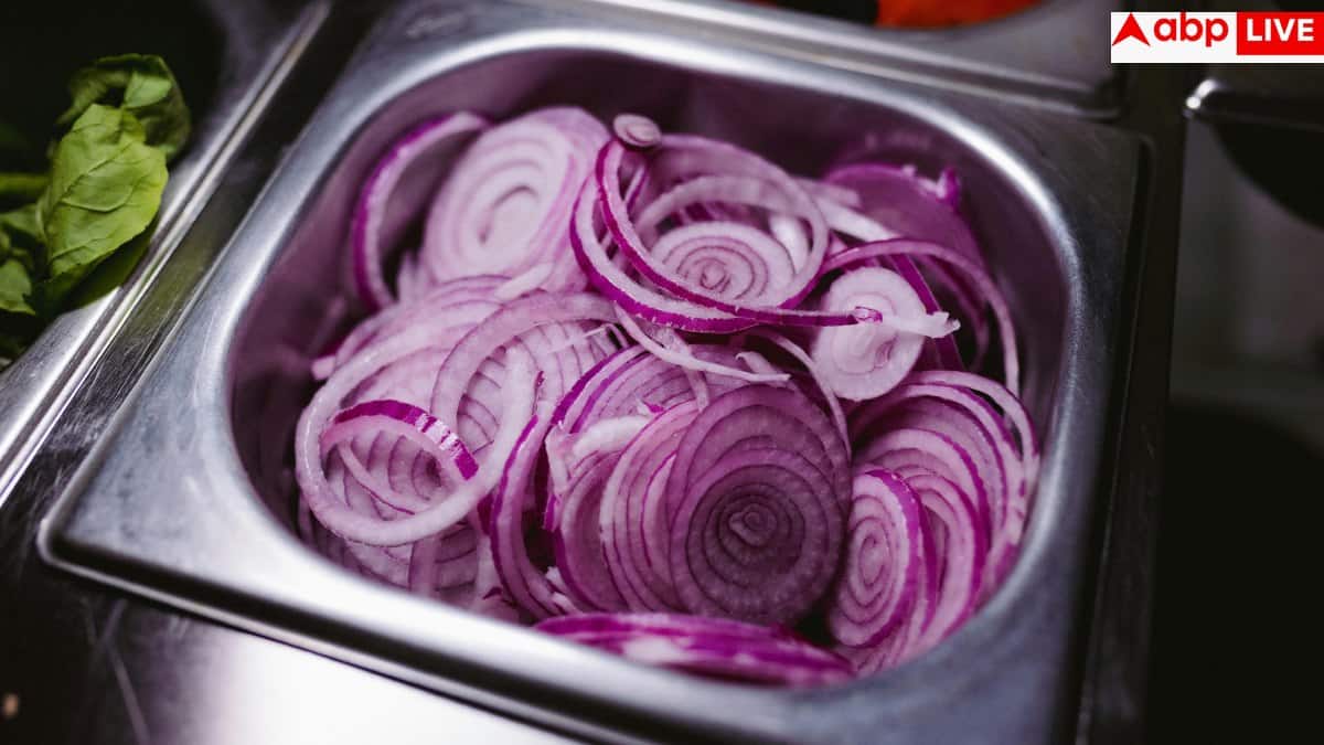 Benefits Of Eating Raw Onion: गर्मी शुरू होते ही खाना शुरू कर दीजिए कच्चा प्याज, मिलते हैं गजब के फायदे