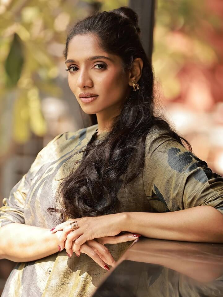 विक्की लालवानी को दिए इंटरव्यू में जेमी लीवर ने बताया कि जब वो स्कूल में पढ़ा करती थीं, तभी उनके भाई को ट्यूमर हो गया था. पहले तो किसी को समझ में नहीं आ रहा था कि आखिर हुआ क्या है. लेकिन ट्यूमर के बढ़ने की वजह से भाई को काफी बेचैनी होने लगी थी.
