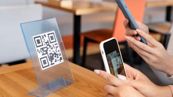 QR Code স্ক্যান করার সময় UPI-এর মতো ভরসাযোগ্য এবং নিরাপদ অ্যাপ ব্যবহার করুন। ভারতে Google Pay, PhonePe, Paytm, BHIM-এর ব্যবহার নিরাপদ বলে গণ্য হয়। যে কোনও অ্যাপ ডাউনলোড করে বা যে কোনও ওয়েবসাইট থেকে QR Code স্ক্যান করবেন না।
