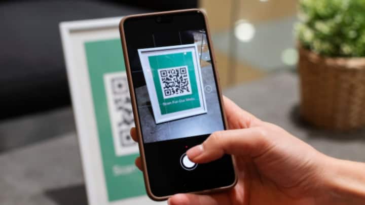 QR Code স্ক্যান করে টাকা পাঠানো নিয়ে আতঙ্ক দেখা দিয়েছে। এক্ষেত্রে সাবধানতা অবলম্বন করা অত্যন্ত জরুরি। QR Code আসল, না নকল, তাও বুঝে নিতে হবে।