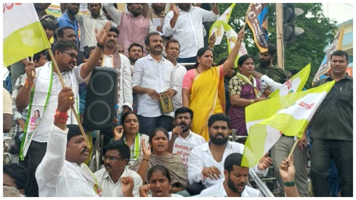 Kavitha Arrest: ఖమ్మం జిల్లా వెలుగుమట్లలో హైడ్రామా! నిరవధిక దీక్ష చేస్తున్న కవిత అరెస్టు! 