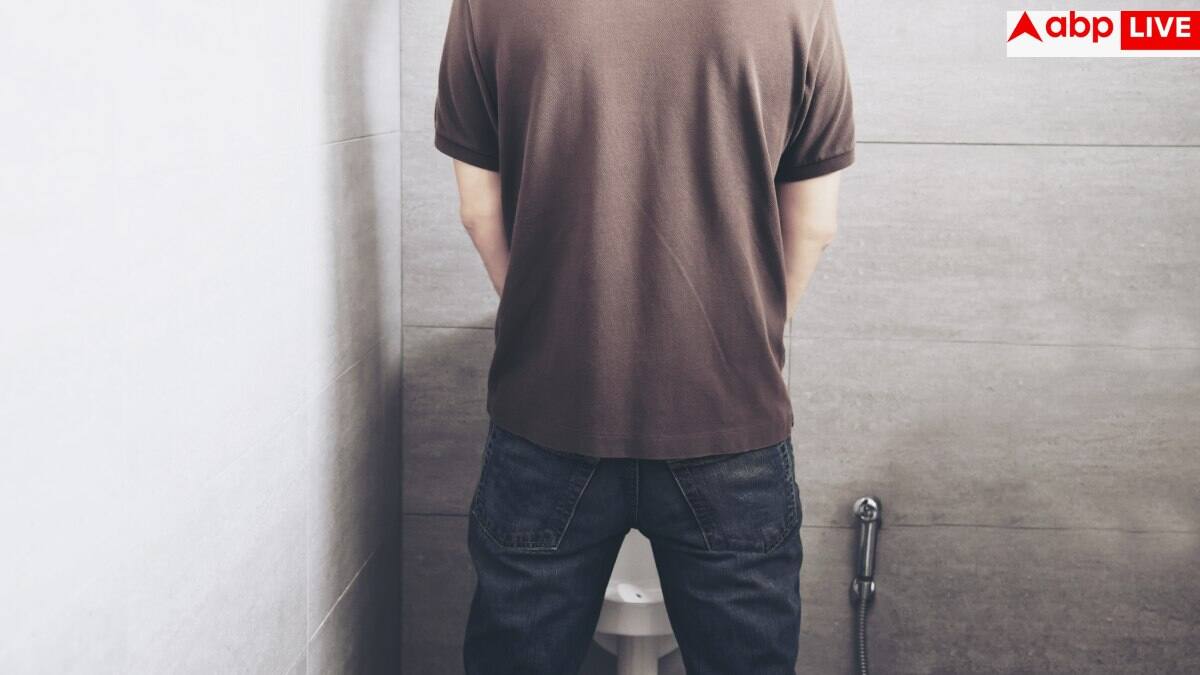 Weak Urine Flow Causes: क्या आपकी भी पेशाब की धार हो गई है कमजोर, जानें ये किस बीमारी के संकेत?
