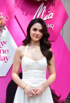 Aneet Padda Look: વ્હાઈટ મિડી ડ્રેસમાં જોવા મળ્યો અનિત પડ્ડાનો ગ્લેમરસ લૂક