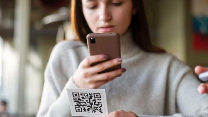 QR Code আবছা হলে, ঘেঁটে গিয়েছে মনে হলে অথবা দেখতে সন্দেহজনক মনে বলে স্ক্যান না করাই ভাল। কোনও রকম ব্যক্তিগত তথ্য, ব্যাঙ্কের তথ্য় দেবেন না। তাড়াতাড়ি পেমেন্ট করতে বলেন যদি কেউ, সাবধান হোন।