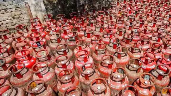 কোনও ধরনের হোর্ডিং, অবৈধ মজুত, অতিরিক্ত দাম নেওয়া বা কালোবাজারি বরদাস্ত করা হবে না। প্রয়োজনে মজুতকারীদের কাছ থেকে জ্বালানি গ্যাস বাজেয়াপ্ত করবে রাজ্য সরকার। জেলাশাসক এবং SP-দের মানুষের পাশে দাঁড়ানোর নির্দেশ দেওয়া হয়েছে। পাশাপাশি, সাপ্লাই চেন যেন স্বচ্ছ ও নিয়মিত থাকে, তার ওপর বিশেষ নজর দেওয়ার কথা বলা হয়েছে। মমতা জানিয়েছেন, সার্ভার বন্ধ থাকার কারণে অনেকে গ্যাসের সিলিন্ডার বুক করতে পারছেন না। দ্রুত সেই সার্ভার চালুর দাবি জানানো হয়েছে। গ্যাস সরবরাহ অক্ষুণ্ণ রাখতে প্রয়োজনে গ্রিন চ্যানেল করবে রাজ্য সরকার।