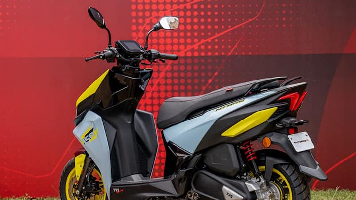सुरक्षा के लिए इसमें LED प्रोजेक्टर हेडलैंप्स, ABS, फ्रंट में 220mm डिस्क ब्रेक और रियर में 130mm ड्रम ब्रेक दिए गए हैं. इसके अलावा 22-लीटर अंडरसीट स्टोरेज, USB चार्जिंग पोर्ट और पार्किंग ब्रेक लॉक जैसी सुविधाएं इसे और एडवांस बनाती हैं.