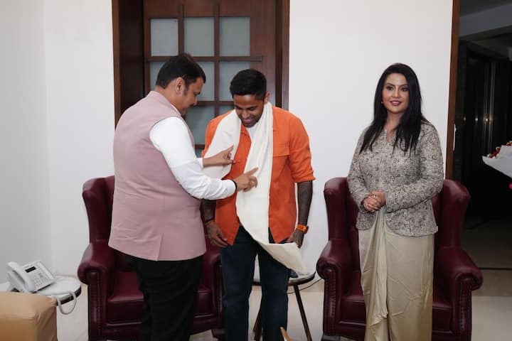 देवेंद्र फडणवीस यांनी यावेळी सूर्यकुमार यादव आणि शिवम दुबेला मिठी मारत अभिनंदन केले.