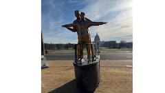 'किंग ऑफ द वर्ल्ड'! चक्क 'टायटॅनिक पोज'मध्ये डोनाल्ड ट्रम्प आणि एपस्टीनचा पुतळा प्रकटला; पुतळ्यावरील पाटीनं सुद्धा लक्ष वेधलं