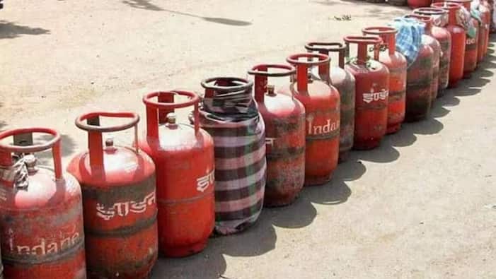 LPG Subsidy Complaint:  જો LPG સિલિન્ડર સબસિડી તમારા ખાતામાં ન પહોંચી હોય તો ચિંતા કરવાની કોઈ જરૂર નથી. ગ્રાહકો અહીં ફરિયાદ કરી શકે છે. દેશમાં હવે મોટાભાગના પરિવારો LPG સિલિન્ડરનો ઉપયોગ કરીને જમવાનું બનાવે છે. જોકે, ઘણા પરિવારો છે જેમના માટે સિલિન્ડર રિફિલ કરવું મુશ્કેલ છે. આ જરૂરિયાતમંદ પરિવારોને સરકાર દ્વારા ઉજ્જવલા યોજના હેઠળ ગેસ કનેક્શન આપવામાં આવે છે.