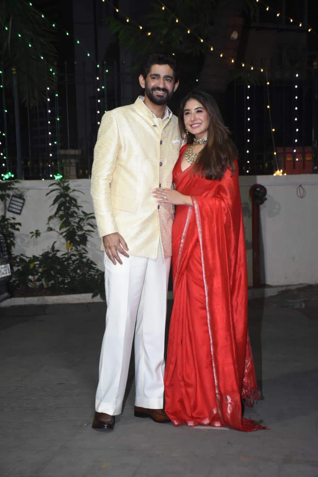 Kritika Kamra and Gaurav Kapoor tied the knot, the actress was seen in red saree- sleeveless blouse, posed holding her husband's hand