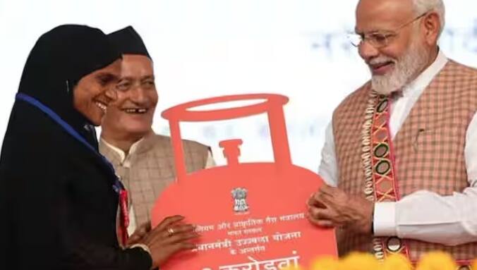 ગ્રાહકો તેમની ગેસ કંપનીની સત્તાવાર વેબસાઇટ દ્વારા પણ ફરિયાદ નોંધાવી શકે છે. ઇન્ડેન ગેસના ગ્રાહકો ઇન્ડિયન ઓઇલ ગ્રાહક પોર્ટલના ફરિયાદ વિભાગ દ્વારા ફરિયાદ નોંધાવી શકે છે. ભારત ગેસના ગ્રાહકો eBharatGas વેબસાઇટના ગ્રાહક સેવા વિભાગ દ્વારા ફરિયાદ નોંધાવી શકે છે, જ્યારે HP ગેસના ગ્રાહકો MyHPGas પોર્ટલ પર Raise Complaint વિકલ્પનો ઉપયોગ કરી શકે છે.