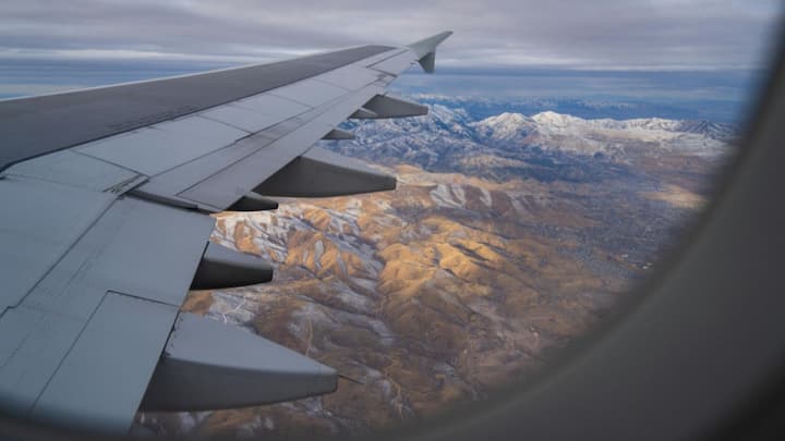 हवाई जहाज के शीशों की सफाई का असली काम रनवे पर ही शुरू हो जाता है. मेंटेनेंस टीम एक विशेष प्रक्रिया का पालन करती है. इसके लिए साधारण साबुन का नहीं, बल्कि 'नॉन-एब्रेसिव' (बिना खरोंच वाला) लिक्विड और माइक्रोफाइबर कपड़ों का उपयोग किया जाता है.