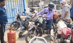 घरगुती गॅसचा तुटवडा, एजन्सीबाहेर नागरिकांच्या रांगाच रांगा; दुचाकी, चारचाकी घेऊन सिलिंडरसाठी धाव