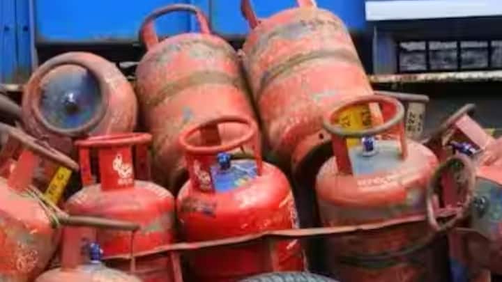 মমতা জানিয়েছেন, এই সঙ্কটকালে মজুত জ্বালানি পশ্চিমবঙ্গের বাইরে পাঠানো যাবে না। অগ্রাধিকারের ভিত্তিতে গ্যাস এজেন্সিগুলি থেকে সরবরাহের সুনিশ্চিতকরণ জরুরি।