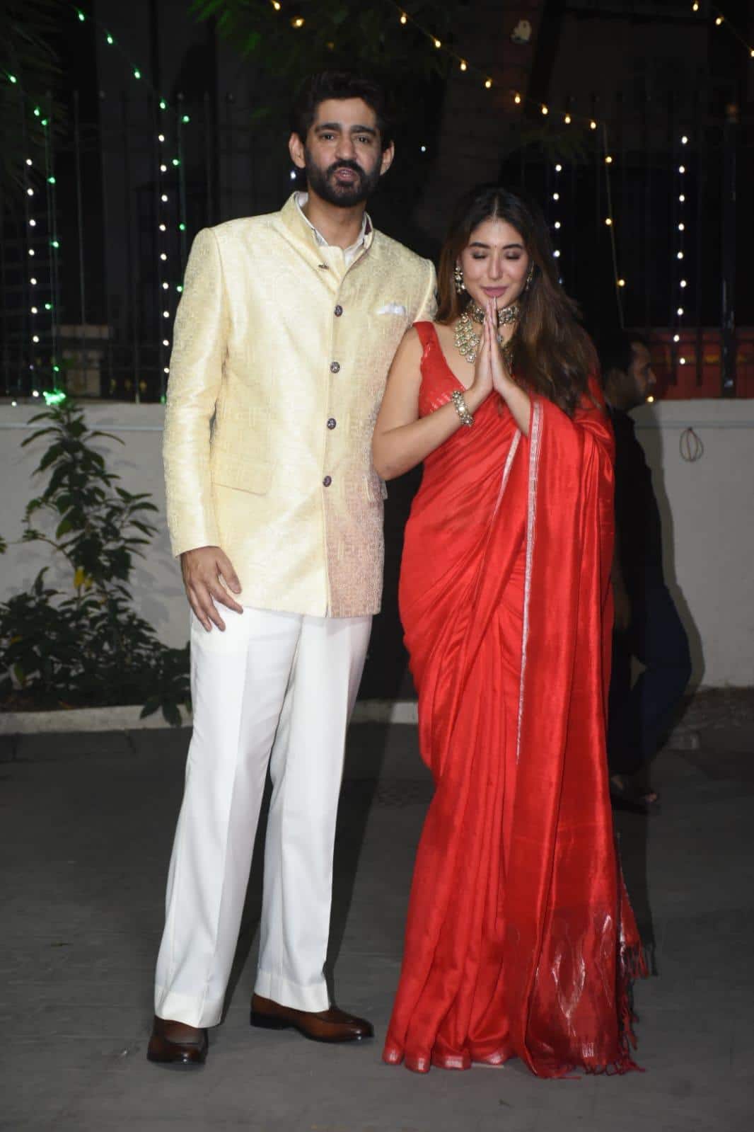 Kritika Kamra and Gaurav Kapoor tied the knot, the actress was seen in red saree- sleeveless blouse, posed holding her husband's hand