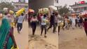 Watch: अफवाहों के बीच 'गैस' के लिए मारामारी, सिलेंडर लेकर दौड़ते-भागते दिखे लोग, देखें Video