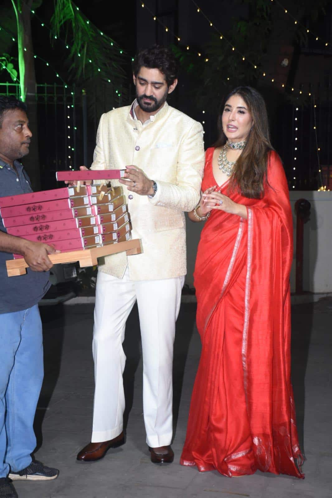 Kritika Kamra and Gaurav Kapoor tied the knot, the actress was seen in red saree- sleeveless blouse, posed holding her husband's hand