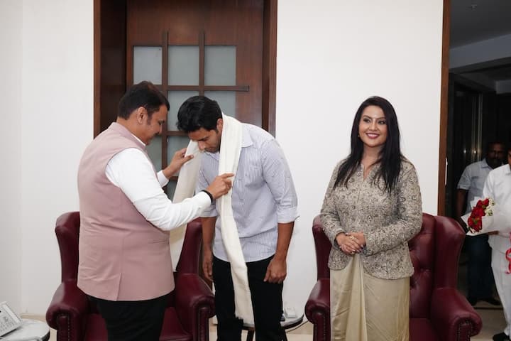 सुर्यकुमार यादव आणि शिवम दुबेने काल महाराष्ट्राचे मुख्यमंत्री देवेंद्र फडणवीस यांची भेट घेतली.