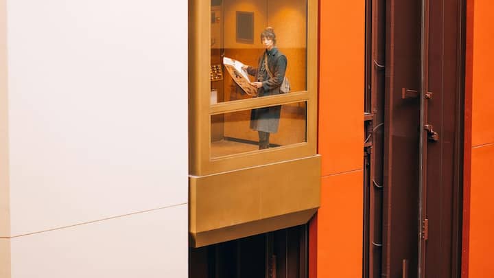 अमेरिका के न्यूयॉर्क शहर में स्थित ब्रॉडवे के 'ई.वी. हॉगवॉट डिपार्टमेंट स्टोर' (E.V. Haughwout Store) में 23 मार्च 1857 को दुनिया की पहली यात्री लिफ्ट स्थापित की गई थी. उस समय पांच मंजिला यह इमारत न्यूयॉर्क की सबसे आधुनिक इमारतों में से एक मानी जाती थी.