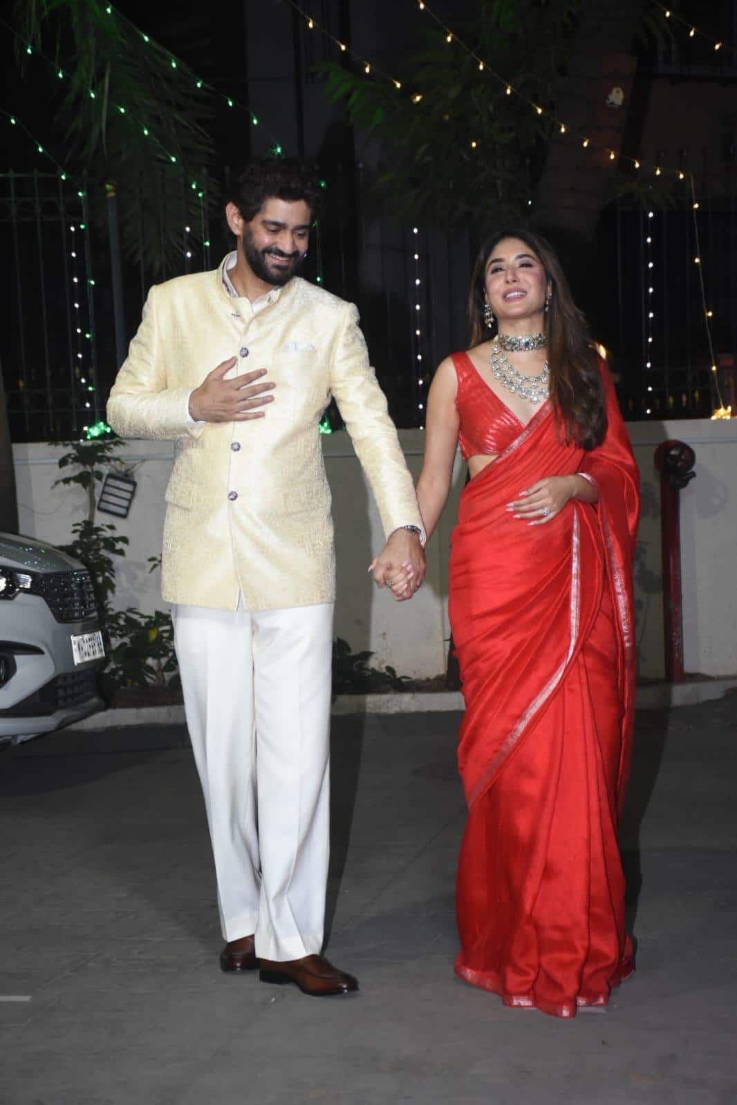 Kritika Kamra and Gaurav Kapoor tied the knot, the actress was seen in red saree- sleeveless blouse, posed holding her husband's hand