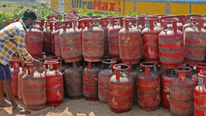 পশ্চিম এশিয়ায় যুদ্ধের আঁচ অনুভূত হচ্ছে ভারত তথা পশ্চিমবঙ্গেও। হোটেল-রেস্তরাঁ থেকে হাসপাতাল, স্কুলের মিড ডে মিল রান্না, জোগানে টান পড়ছে সর্বত্র। টাকা দিলেও মিলছেন রান্নার গ্যাসের সিলিন্ডার। কার্যত ত্রাহি ত্রাহি রব চারিদিকে।