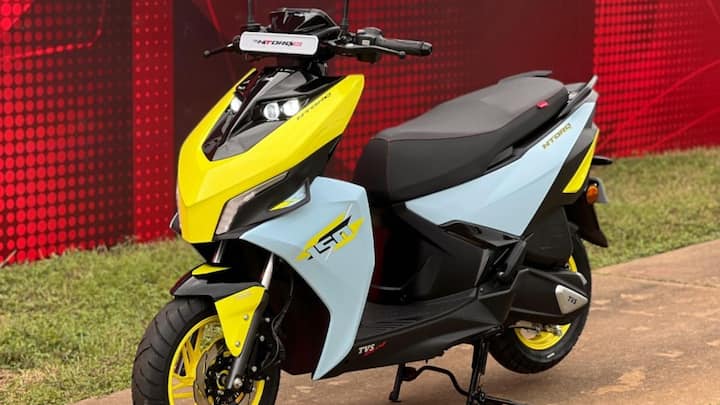 अगर आप इसे दिल्ली में खरीदना चाहते हैं तो इसके बेस वेरिएंट की ऑन-रोड कीमत लगभग 1.24 लाख रुपये के करीब है. इसमें एक्स-शोरूम कीमत के साथ RTO चार्ज और इंश्योरेंस भी शामिल हैं. स्कूटर खरीदने के लिए कम से कम 10 हजार रुपये डाउन पेमेंट के तौर पर देने होंगे.