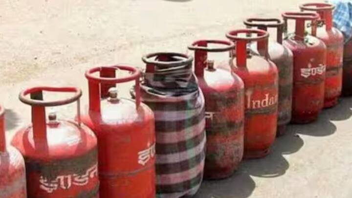 যাঁরা CNG ব্যবহার করেন, বিশেষ করে অটো-চালকরা, তাঁদের জন্য গ্যাসের সরবরাহ যাতে অব্যাহত থাকে, তা দেখবে সরকার। দ্রুত পরিষেবা স্বাভাবিক করার কথাও বলা হয়েছে।