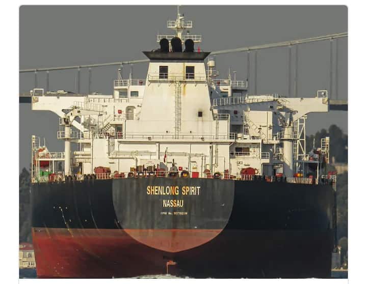 होर्मुजची सामुद्रधुनी सुखरुप पार करुन जहाज आज मुंबईत दाखल झाले.