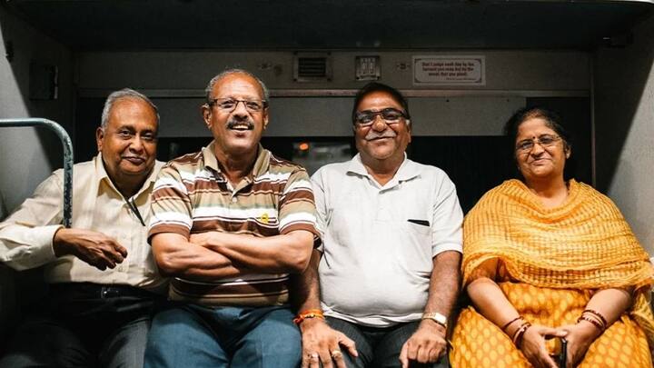 भारतीय रेलवे ने नए नियम के मुताबिक अगर कोई यात्री परिवार या ग्रुप के साथ एक ही पीएनआर पर यात्रा कर रहा है. तो सभी लोगों को अलग अलग पहचान पत्र दिखाने की जरूरत नहीं होगी. अब सिर्फ एक यात्री के पास पहचान पत्र होना काफी माना जाएगा. इससे खासकर परिवार के साथ यात्रा करने वाले यात्रियों को काफी सहूलियत मिलने वाली है.
