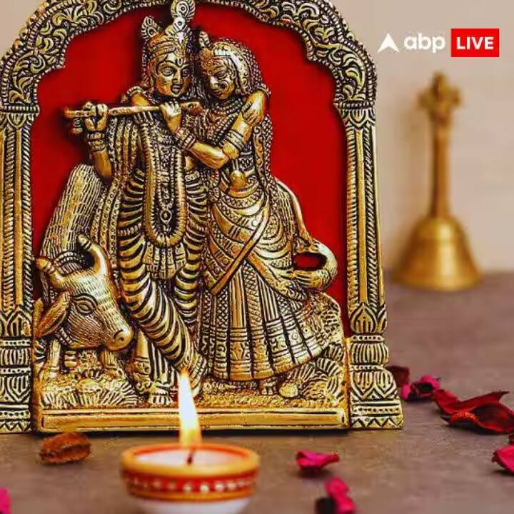 પૂજાના અંતે આરતી કરવી જરૂરી છે. પછી પરિવારના દરેક સદસ્યને પ્રસાદ આપવો. આ પછી તમે તમારી દિનચર્યા શરૂ કરી શકો છો. એવું માનવામાં આવે છે કે પ્રાર્થનાથી દિવસની શરૂઆત કરવાથી સકારાત્મક ઉર્જા, મનની શાંતિ અને પ્રયત્નોમાં સફળતા મળે છે.