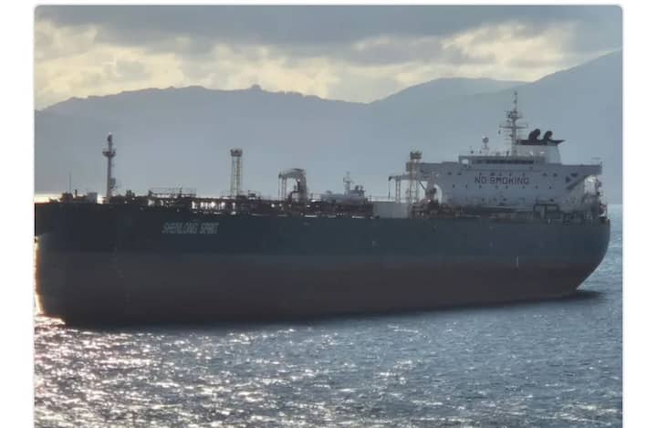 लायबेरियाचे झेंडे लावून शेनलॉन्ग (Suezmax) जहाज मुंबईत दाखल झाले.