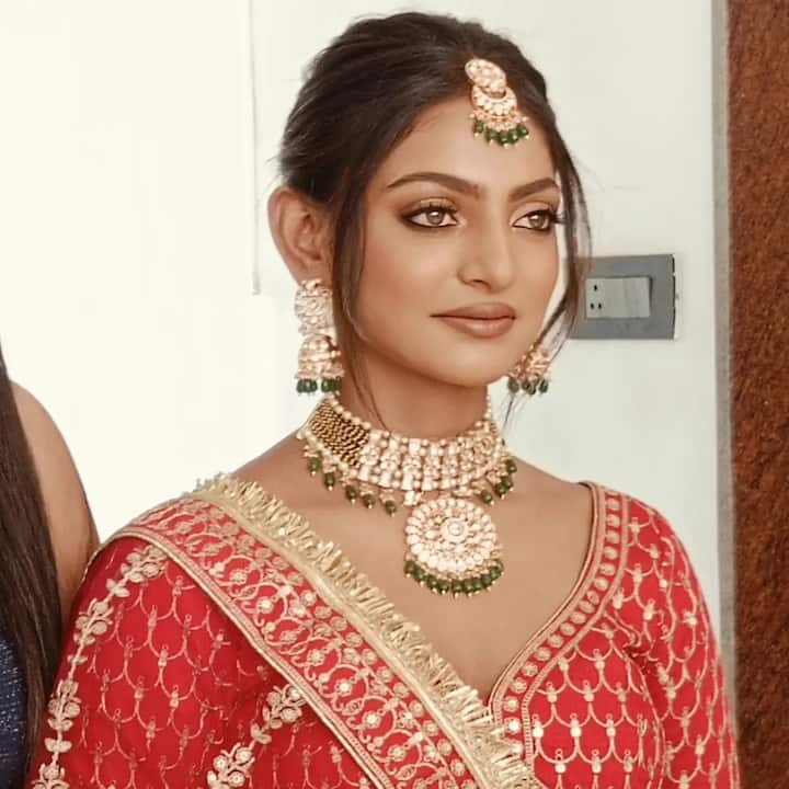 इंस्टेंट बॉलीवुड को दिए इंटरव्यू में मोनालिसा ने कहा था,'बाबा महाकाल और गंगा मैया की कृपा है थोड़ा बहुत आ रहा है और लोगों की बात सच हो जाए तो करोड़ों अरबों भी आए तो अच्छा है.' ऐसे में कहना गलत नहीं होगा कि मोनालिसा लाखों में जरूर कमा रही हैं.