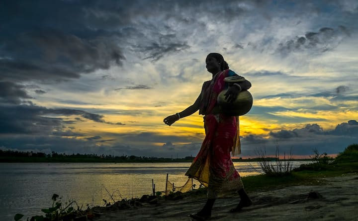 রবি ও সোমবার বৃষ্টির সম্ভাবনা বাড়বে দক্ষিণবঙ্গে। বীরভূম মুর্শিদাবাদ পূর্ব-পশ্চিম বর্ধমান বাঁকুড়া পুরুলিয়া তে ঝড় বৃষ্টির পরিমাণ বেশি হতে পারে।