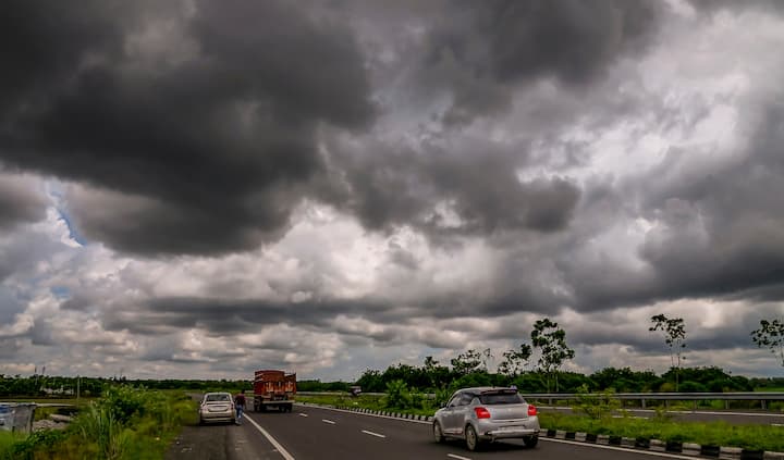 আলিপুর আবহাওয়া অফিস বলছে, রবিবার থেকে মেঘলা আকাশের কারণে ফের নামতে পারে দক্ষিণবঙ্গের তাপমাত্রা। বাংলাদেশ ও সংলগ্ন গাঙ্গেয় পশ্চিমবঙ্গে ঘূর্ণাবর্ত তৈরি হয়েছে।