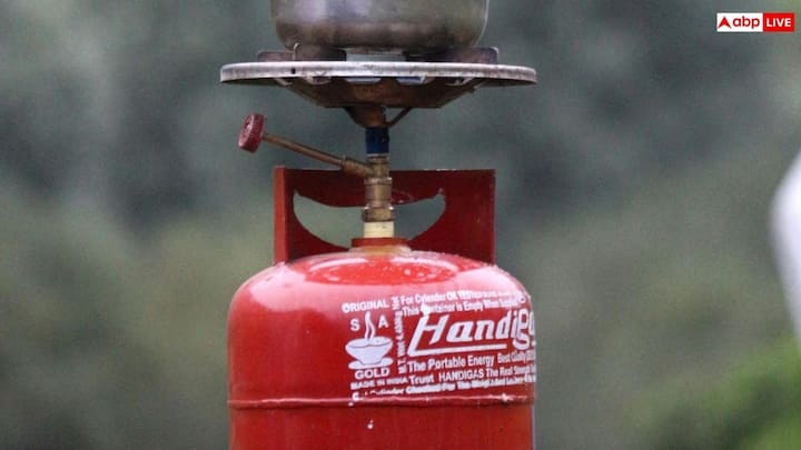 एलपीजी के इतना ज्यादा इस्तेमाल होने की सबसे बड़ी वजह यह है कि इसे कम प्रेशर में आसानी से लिक्विड रूप में बदला जा सकता है. इससे बड़ी मात्रा में गैस को कॉम्पैक्ट स्टील सिलेंडर के अंदर स्टोर किया जा सकता है. यह इतने हल्के होते हैं कि उन्हें ट्रैकों से ले जाया जा सकता है और घरों में आसानी से हैंडल किया जा सकता है.