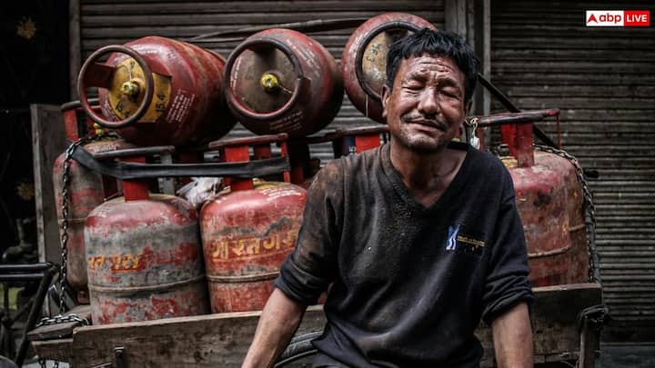 एलपीजी को लगभग 5-10 बार के प्रेशर पर लिक्विड किया जा सकता है. यानी इसे स्टोर करने के लिए काफी मजबूत कंटेनर की जरूरत नहीं होती. एक छोटा स्टील सिलेंडर लिक्विड के रूप में काफी मात्रा में फ्यूल को सुरक्षित रूप से रख सकता है. यह एलपीजी को घरेलू इस्तेमाल के लिए आइडियल बनाता है.