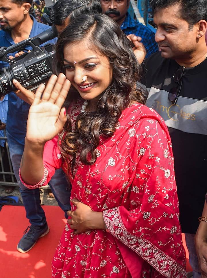 मोनालिसा की एजुकेशन पर गौर करें तो इटीवी भारत की रिपोर्ट के अनुसार वो पढ़ी-लिखी नहीं हैं.