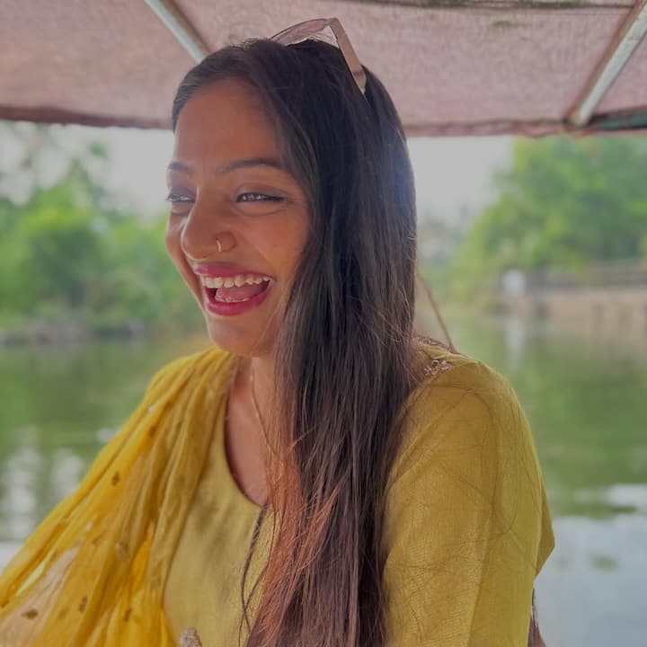 मोनालिसा की जाति के बारे में बात करें तो वो बंजारा जाति से ताल्लुक रखती हैं. इस बारे में वो खुद भी कई बार बता चुकी हैं.