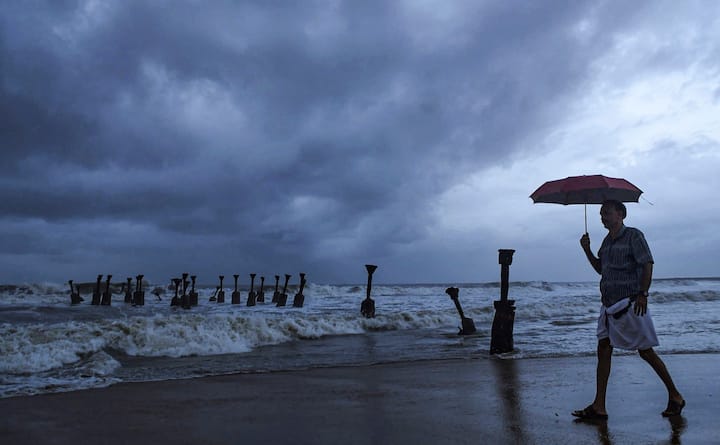 ফের বৃষ্টি এল বলে। সকাল থেকেই মেঘলা আকাশ। আজ ঝড় বৃষ্টির পরিমাণ বাড়বে উত্তরবঙ্গে। কাল পরশু শুষ্ক আবহাওয়া দক্ষিণবঙ্গে। তাপমাত্রা বাড়তে পারে। জানাল আবহাওয়া দফতর।