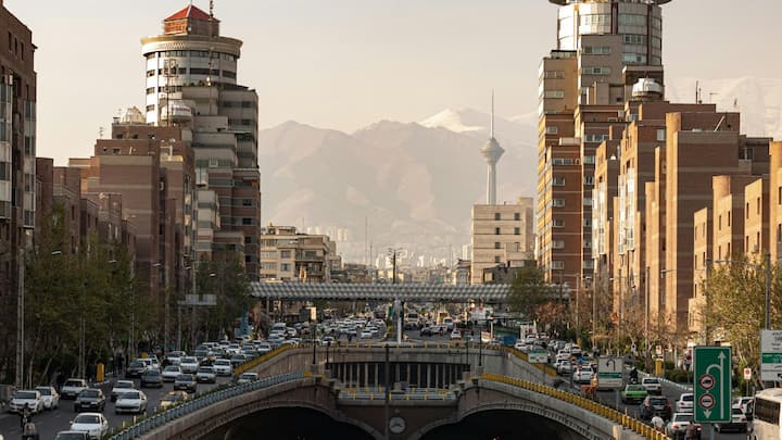 समय के साथ फारस पूरी तरह इस्लामिक रंग में रंग गया और उसका नाम आधिकारिक रूप से ईरान हो गया. 'आतिशकदा' शब्द जो कभी एक वास्तविकता था, वह धीरे-धीरे शायरी और कहानियों का हिस्सा बन गया. हालांकि, आज भी ईरान के यज्द और किरमान जैसे शहरों में कुछ प्राचीन अग्नि मंदिर मौजूद हैं, जहां सदियों पुरानी आग आज भी दहक रही है. यह आग आज के ईरान को उसके गौरवशाली पारसी अतीत से जोड़ने वाली आखिरी कड़ी मानी जाती है.