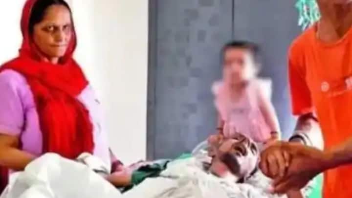 জানা গিয়েছে, অশোক আগে একটি সংস্থার ক্যাটেরিং বিভাগে চাকরি করতেন। বর্তমানে পেনশন পান মাসে ৩৫০০ টাকা। ছেলের চিকিৎসা, সংসার খরচ সামাল দিতে পারেন না। তাই এলাকার একটি খেলার মাঠের সামনে স্যান্ডউইচ বিক্রি করেন।